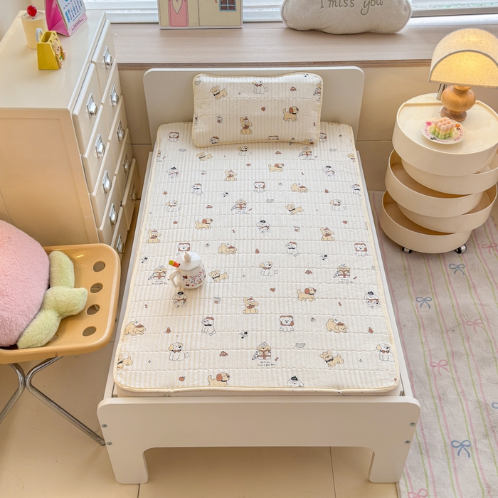 91家纺网 家纺一手货源 找家纺 禧缘家纺（原梦想家） 2026新款全棉夹棉婴童床盖 芝士小狗--绑带款