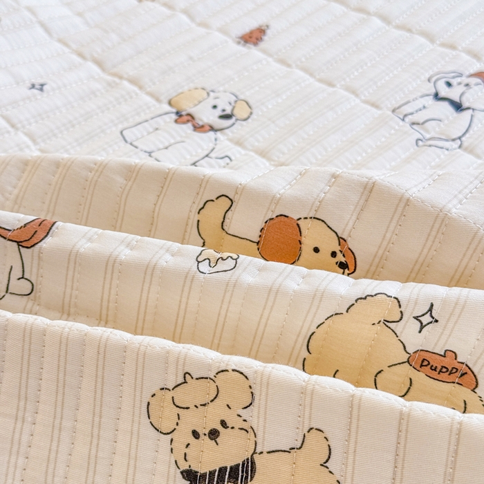 91家纺网 家纺一手货源 找家纺 禧缘家纺（原梦想家） 2026新款全棉夹棉婴童床盖 芝士小狗--绑带款