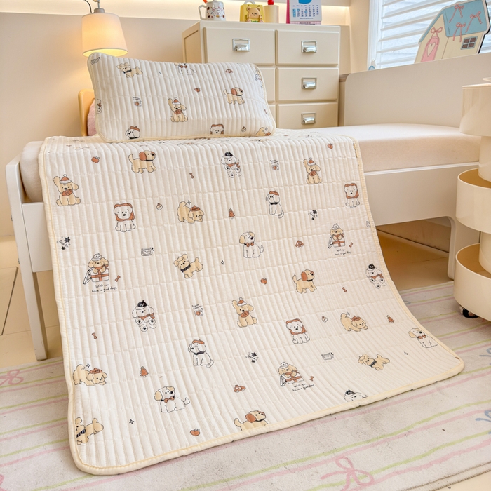 91家纺网 家纺一手货源 找家纺 禧缘家纺（原梦想家） 2026新款全棉夹棉婴童床盖 芝士小狗--绑带款