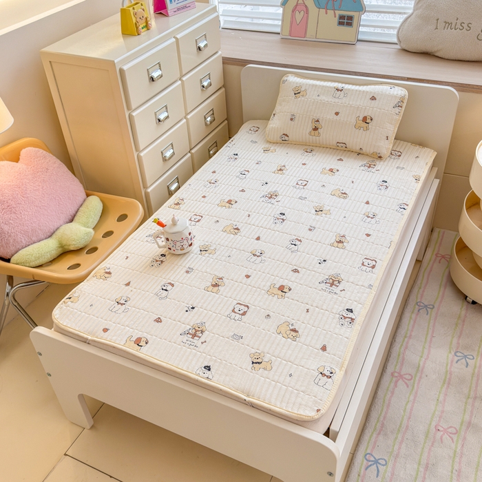 91家纺网 家纺一手货源 找家纺 禧缘家纺（原梦想家） 2026新款全棉夹棉婴童床盖 芝士小狗--绑带款