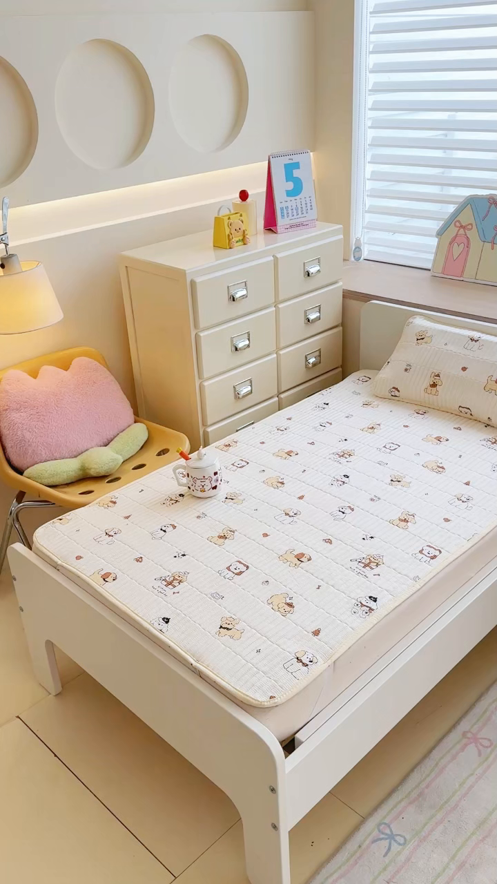 91家纺网 家纺一手货源 找家纺 禧缘家纺（原梦想家） 2026新款全棉夹棉婴童床盖 芝士小狗--绑带款