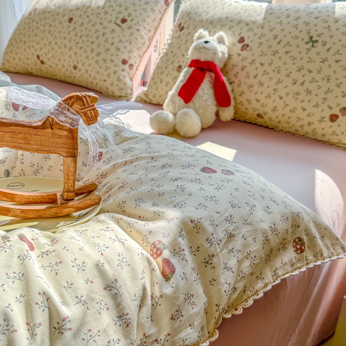 91家纺网 家纺一手货源 找家纺 宅家居 2026爆款田园风甜美小清新喷气印花纯棉四件套韩式圈圈花边40支全棉三件套 草莓