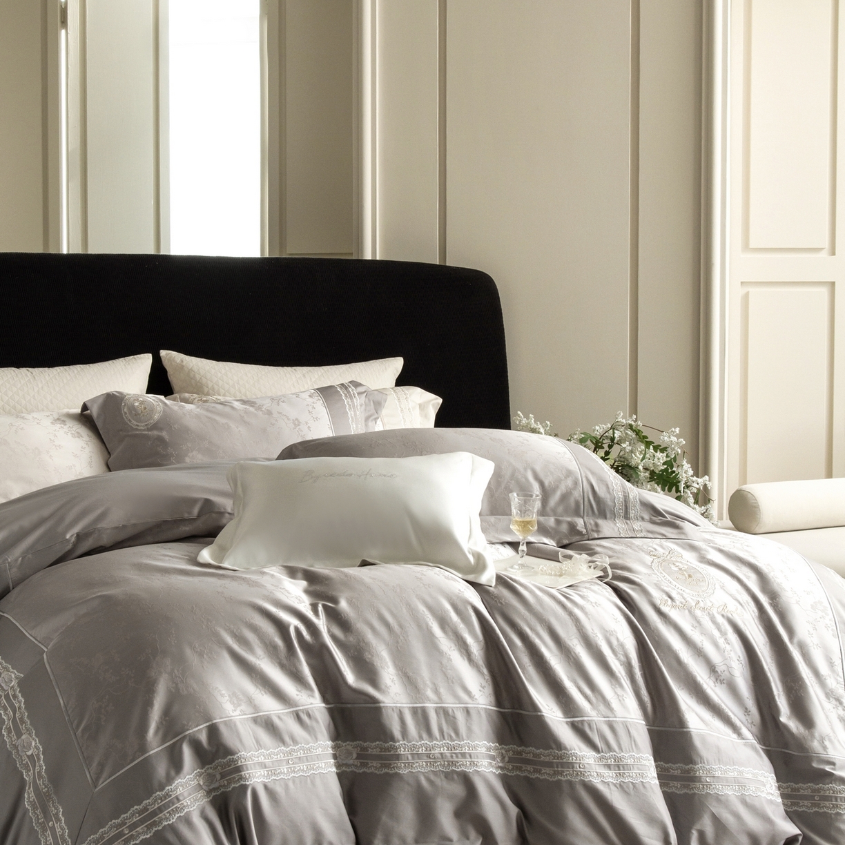 91家纺网 家纺一手货源 找家纺 馨蕊家居 2026春夏新品100S高定高精密刺绣系列--芸蔓 芸蔓-高级灰