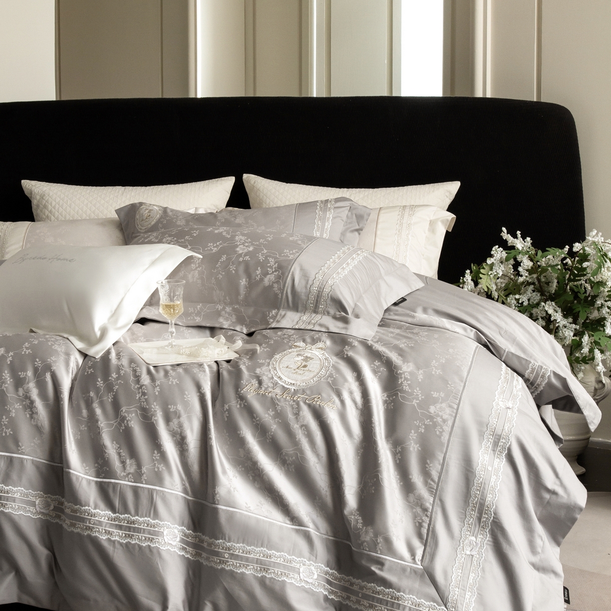 91家纺网 家纺一手货源 找家纺 馨蕊家居 2026春夏新品100S高定高精密刺绣系列--芸蔓 芸蔓-高级灰