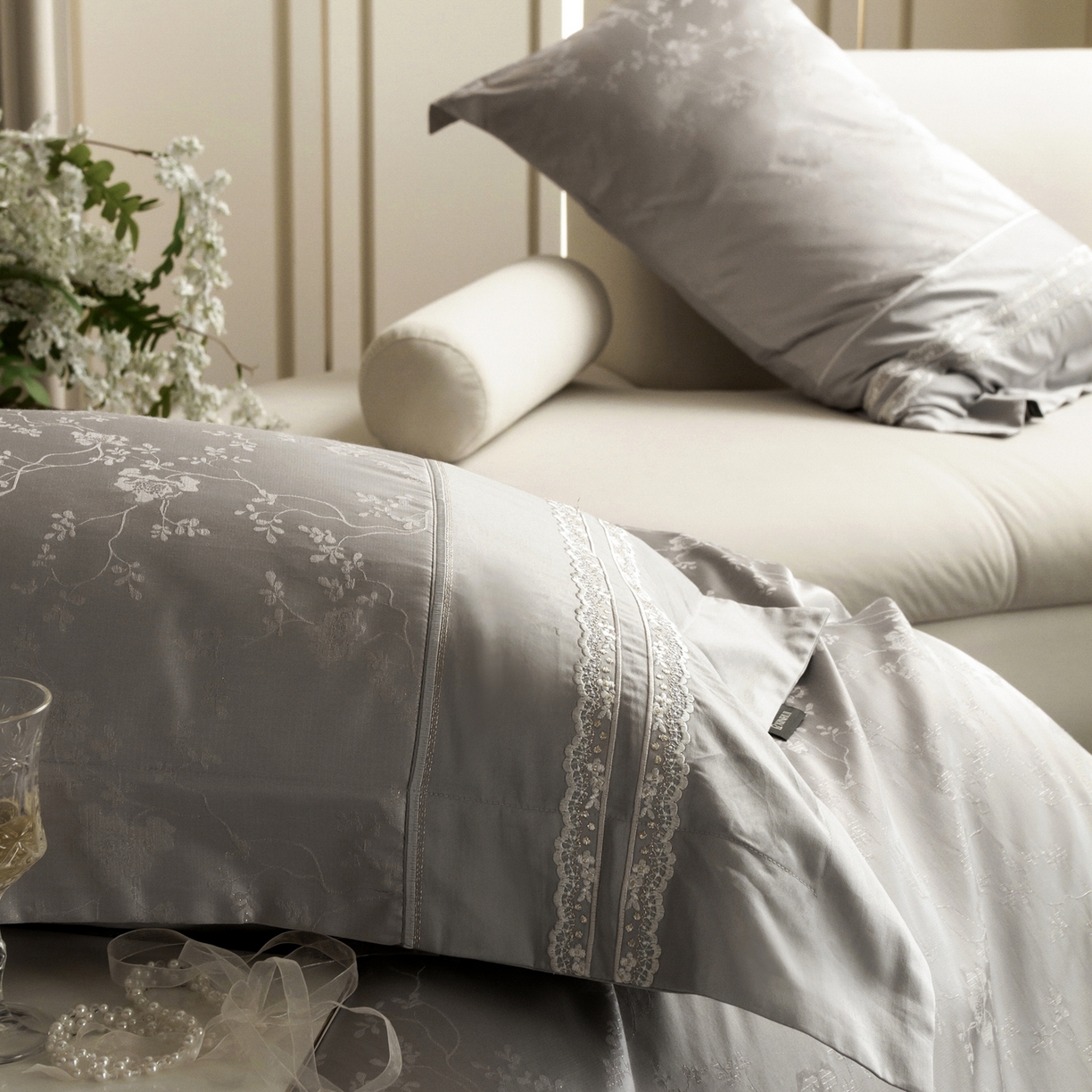 91家纺网 家纺一手货源 找家纺 馨蕊家居 2026春夏新品100S高定高精密刺绣系列--芸蔓 芸蔓-高级灰