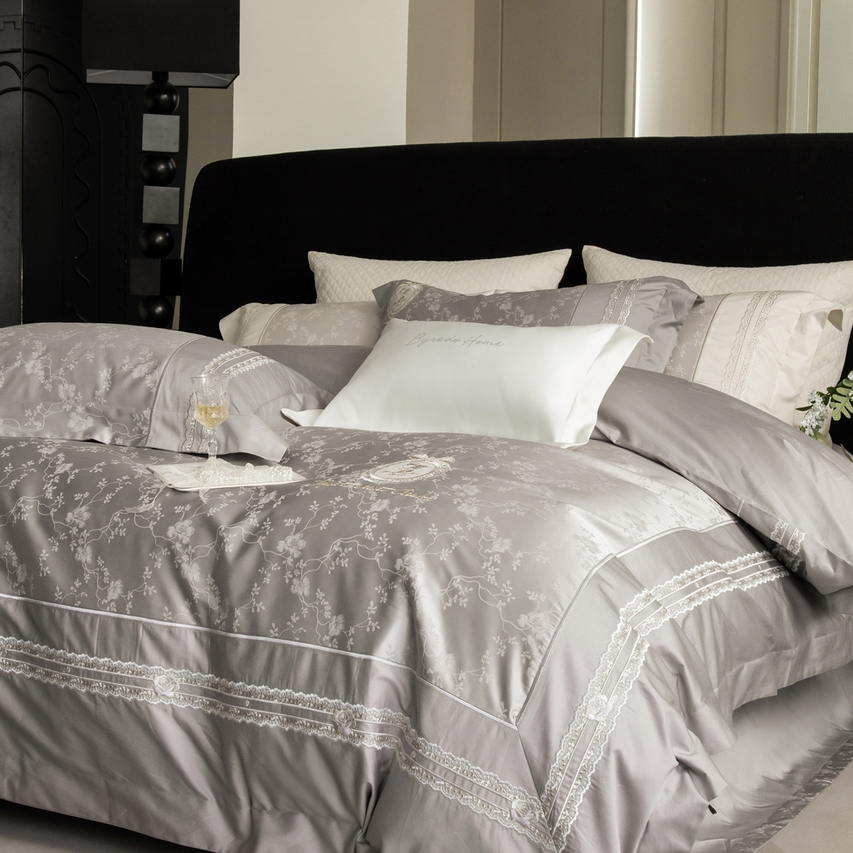 91家纺网 家纺一手货源 找家纺 馨蕊家居 2026春夏新品100S高定高精密刺绣系列--芸蔓 芸蔓-高级灰