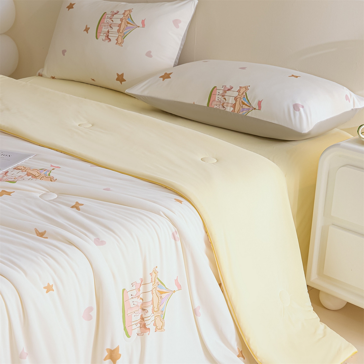 91家纺网 家纺一手货源 找家纺 恬思语家纺 2026春夏新品印花凉感丝大豆夏被夏凉被空调被 露珠童话-白