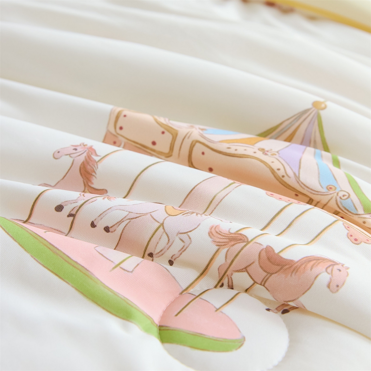 91家纺网 家纺一手货源 找家纺 恬思语家纺 2026春夏新品印花凉感丝大豆夏被夏凉被空调被 露珠童话-白