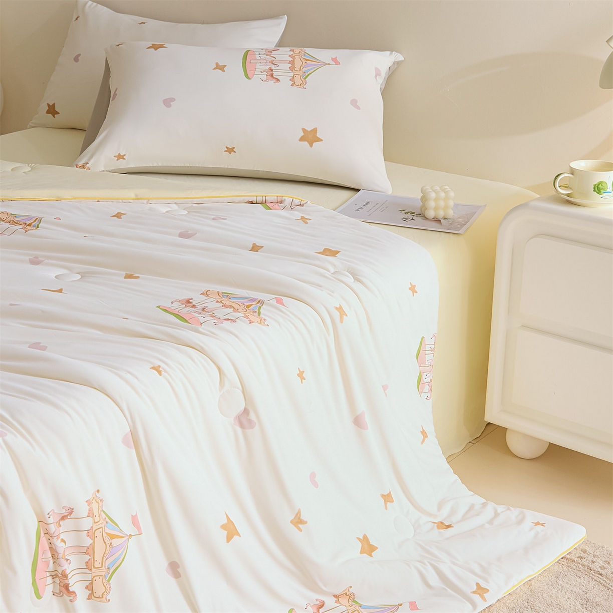 91家纺网 家纺一手货源 找家纺 恬思语家纺 2026春夏新品印花凉感丝大豆夏被夏凉被空调被 露珠童话-白