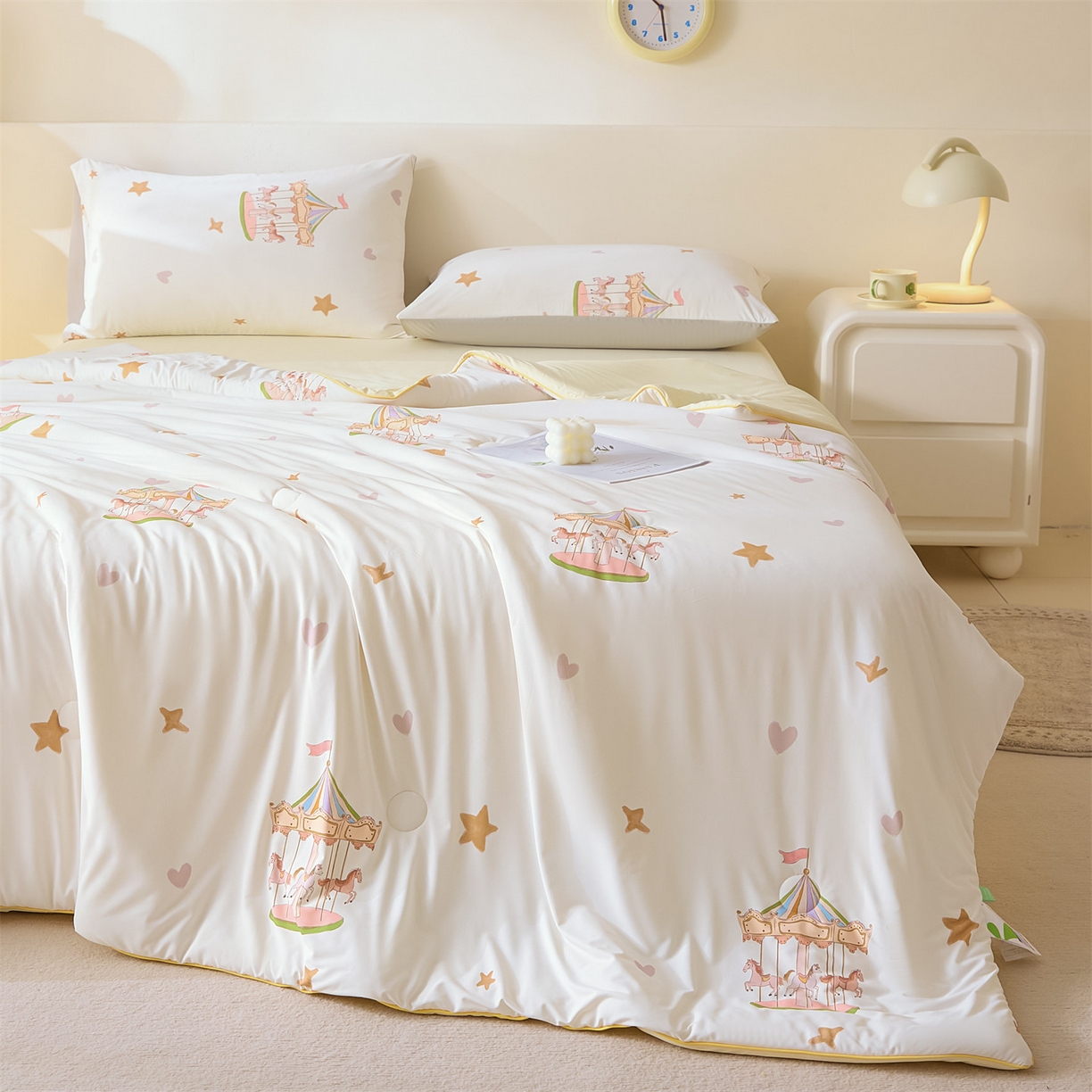 91家纺网 家纺一手货源 找家纺 恬思语家纺 2026春夏新品印花凉感丝大豆夏被夏凉被空调被 露珠童话-白