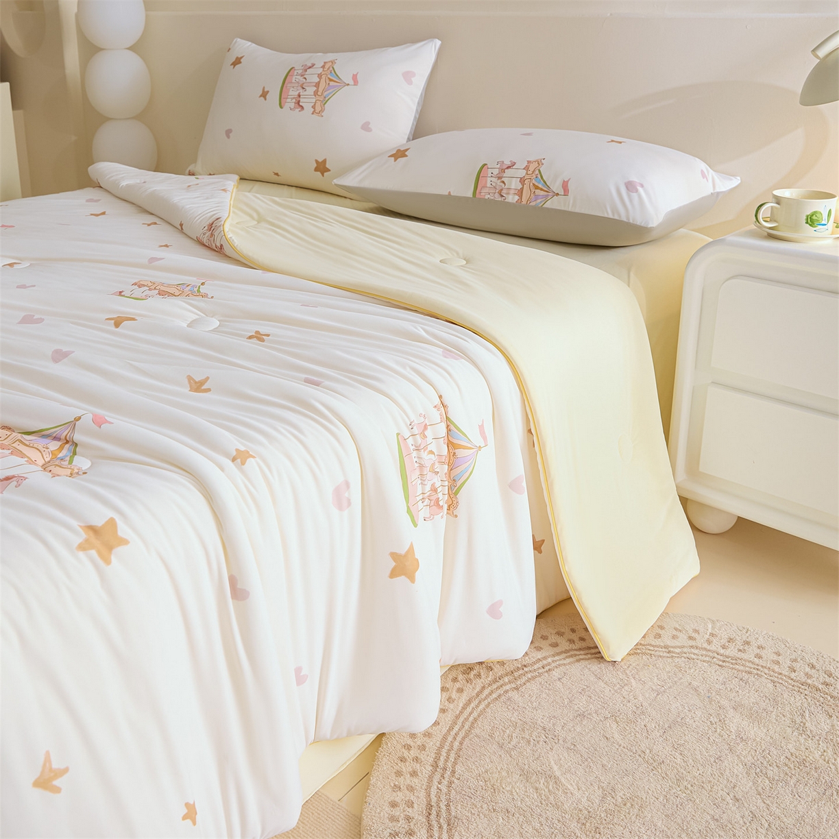 91家纺网 家纺一手货源 找家纺 恬思语家纺 2026春夏新品印花凉感丝大豆夏被夏凉被空调被 露珠童话-白