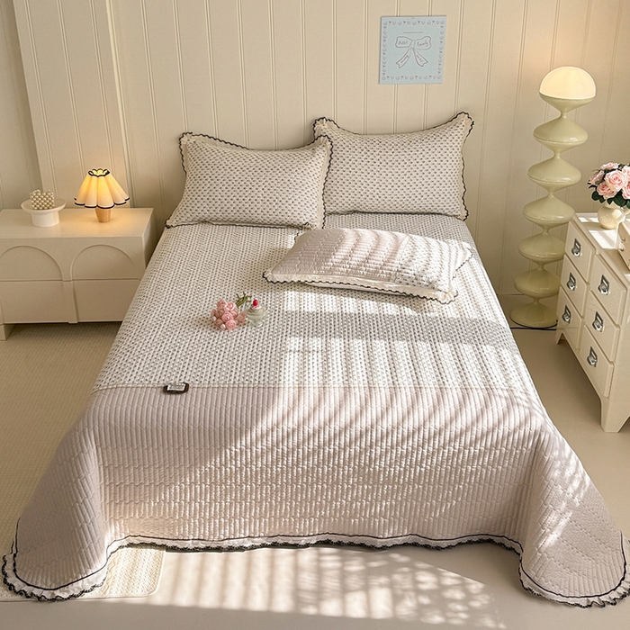 91家纺网 家纺一手货源 找家纺 （总）金盛皇朝 2026款水洗皱皱纱双层纱云朵棉三层夹棉绗绣刺绣小花边单件三件床盖