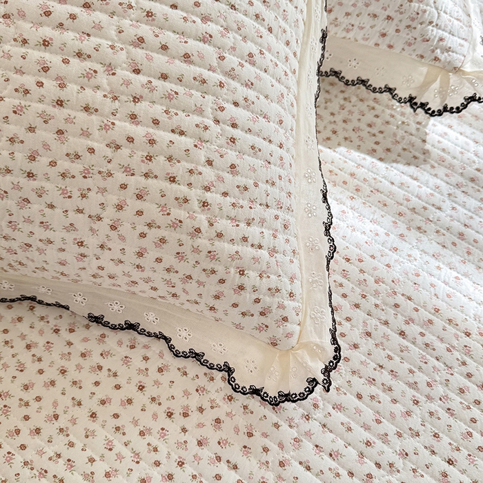 91家纺网 家纺一手货源 找家纺 （总）金盛皇朝 2026款水洗皱皱纱双层纱云朵棉三层夹棉绗绣刺绣小花边单件三件床盖