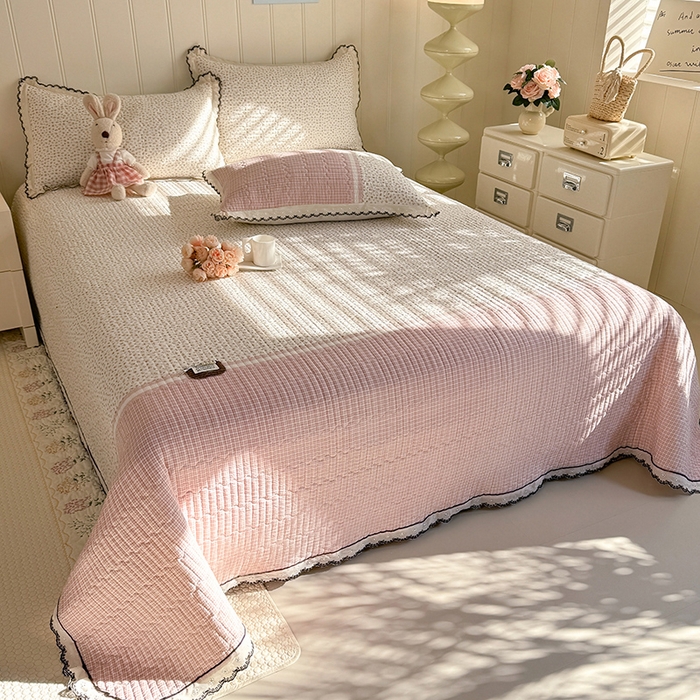 91家纺网 家纺一手货源 找家纺 （总）金盛皇朝 2026款水洗皱皱纱双层纱云朵棉三层夹棉绗绣刺绣小花边单件三件床盖