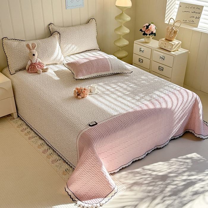 91家纺网 家纺一手货源 找家纺 （总）金盛皇朝 2026款水洗皱皱纱双层纱云朵棉三层夹棉绗绣刺绣小花边单件三件床盖