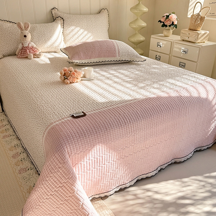 91家纺网 家纺一手货源 找家纺 （总）金盛皇朝 2026款水洗皱皱纱双层纱云朵棉三层夹棉绗绣刺绣小花边单件三件床盖