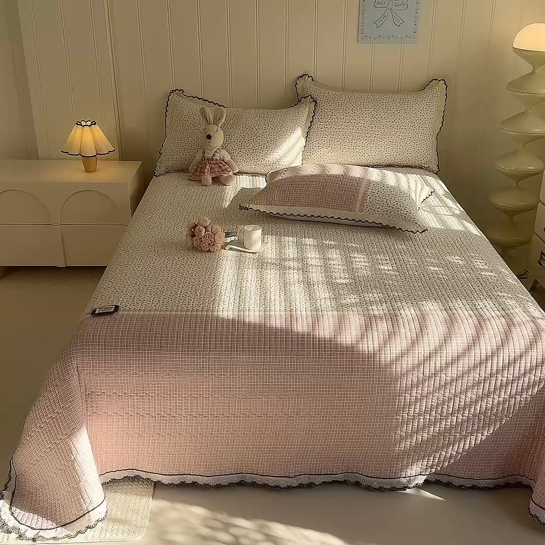 91家纺网 家纺一手货源 找家纺 （总）金盛皇朝 2026款水洗皱皱纱双层纱云朵棉三层夹棉绗绣刺绣小花边单件三件床盖