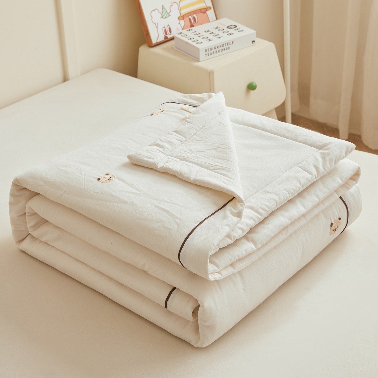 91家纺网 家纺一手货源 找家纺 仁凯家纺 2026新款A类100%棉花刺绣款手包边夏被夏凉被空调被 熊博士 奶白