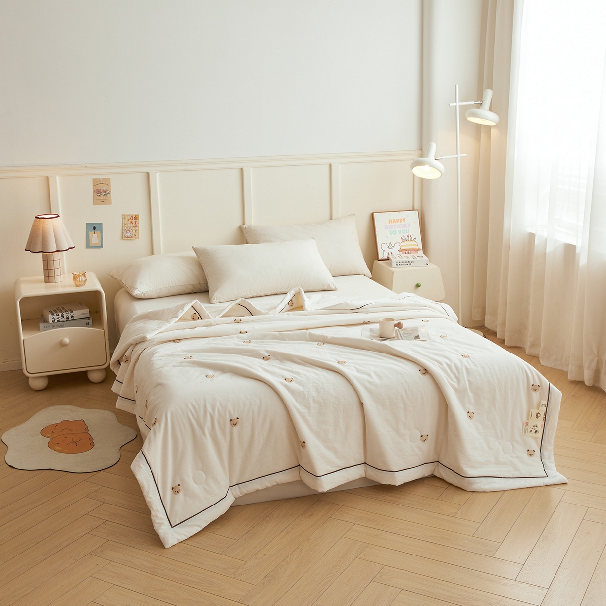 91家纺网 家纺一手货源 找家纺 仁凯家纺 2026新款A类100%棉花刺绣款手包边夏被夏凉被空调被 熊博士 奶白