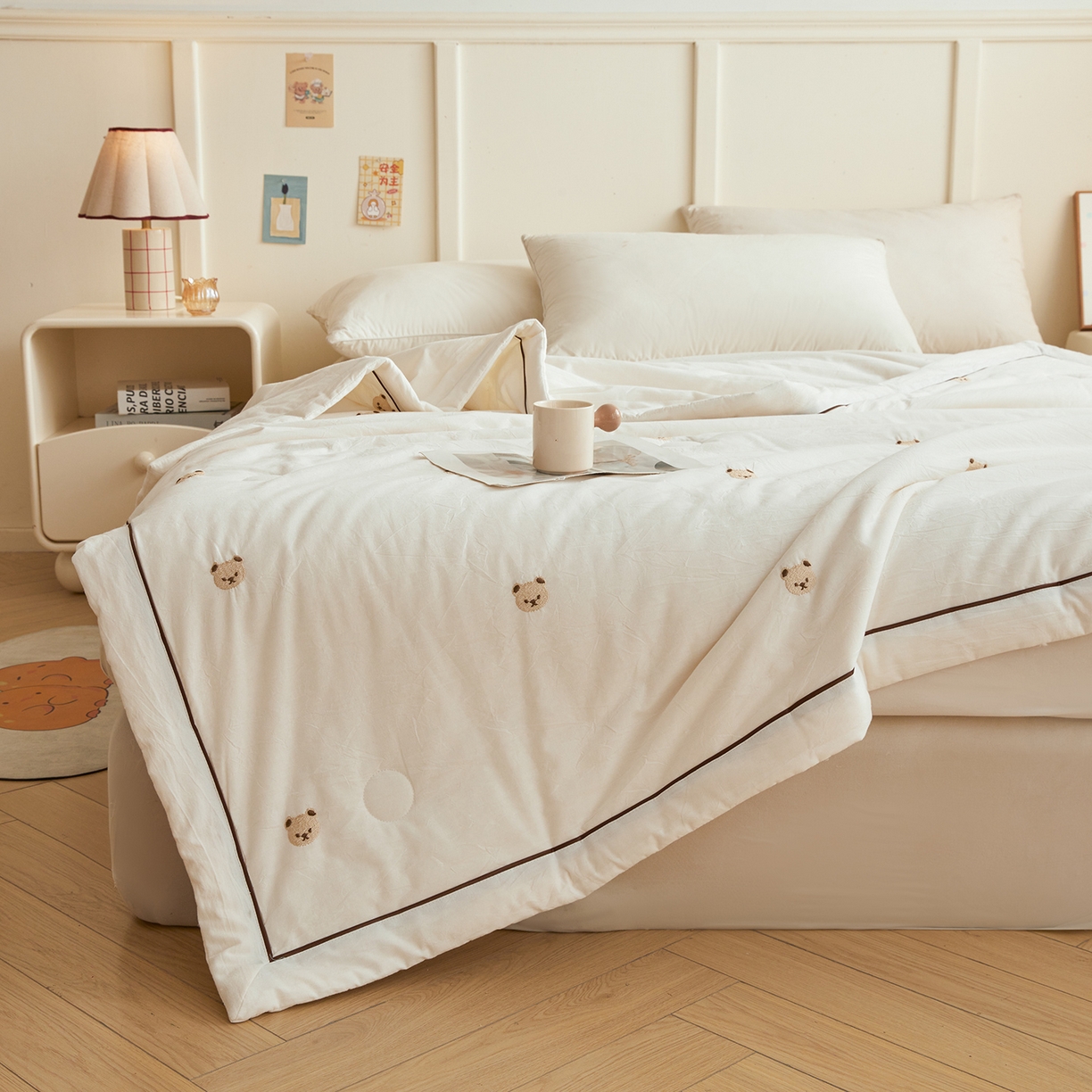 91家纺网 家纺一手货源 找家纺 仁凯家纺 2026新款A类100%棉花刺绣款手包边夏被夏凉被空调被 熊博士 奶白