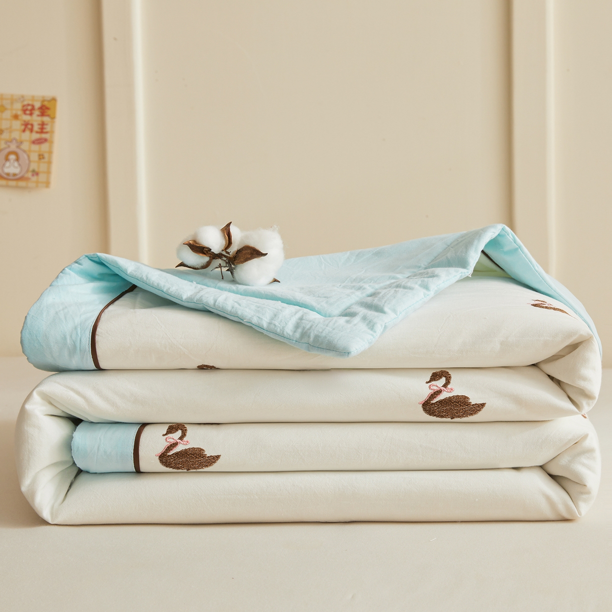 91家纺网 家纺一手货源 找家纺 仁凯家纺 2026新款A类100%棉花刺绣款手包边夏被夏凉被空调被 天鹅 奶白拼冰蓝
