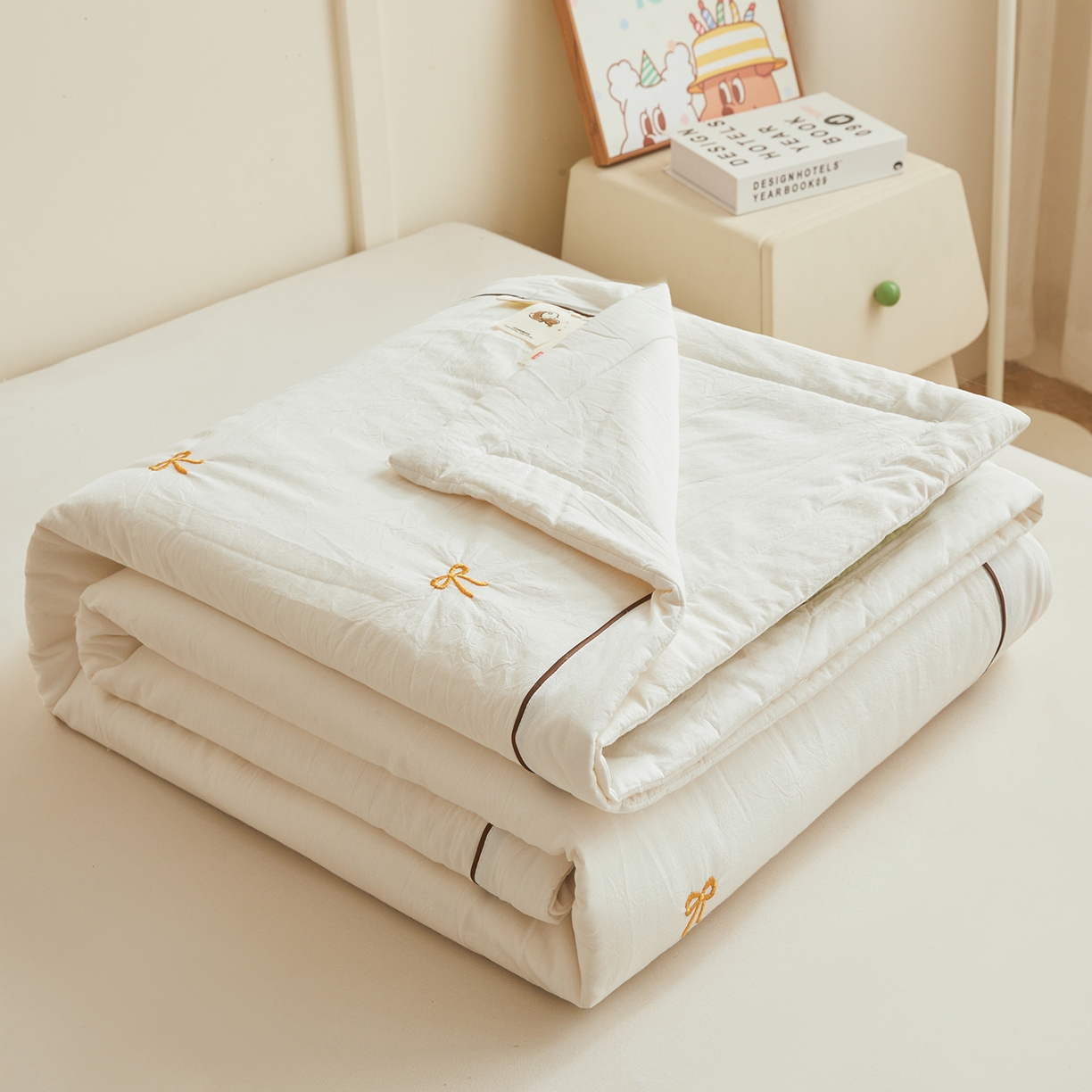 91家纺网 家纺一手货源 找家纺 仁凯家纺 2026新款A类100%棉花刺绣款手包边夏被夏凉被空调被 蝴蝶结 奶白