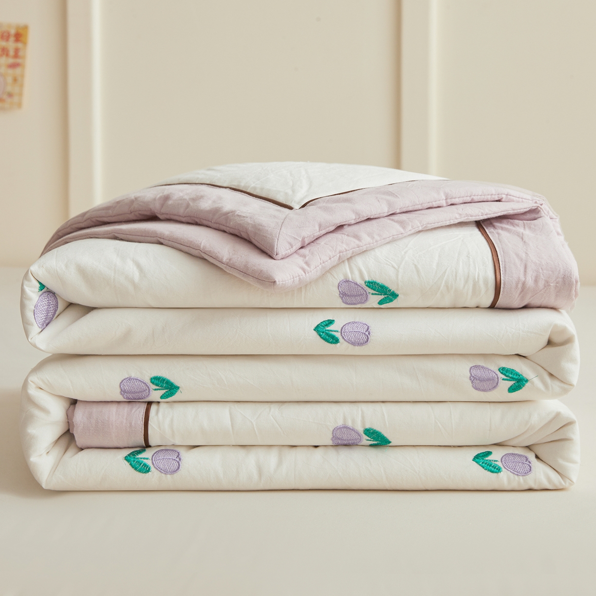 91家纺网 家纺一手货源 找家纺 仁凯家纺 2026新款A类100%棉花刺绣款手包边夏被夏凉被空调被 花朵 奶白拼雾紫