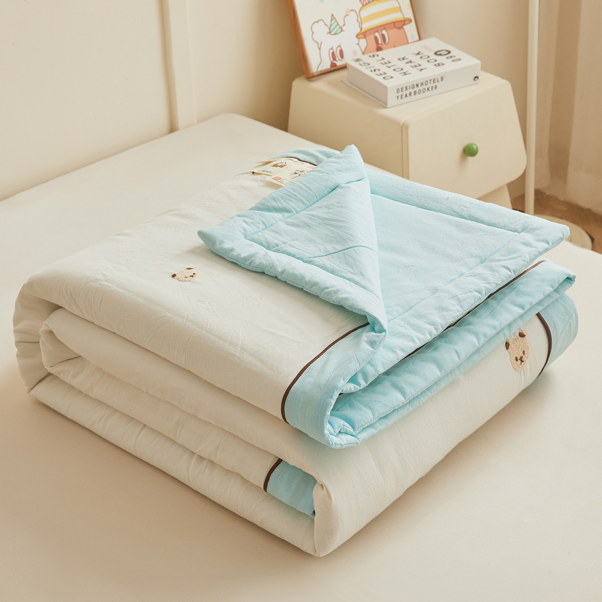 91家纺网 家纺一手货源 找家纺 仁凯家纺 2026新款A类100%棉花刺绣款手包边夏被夏凉被空调被 熊博士奶白拼冰蓝