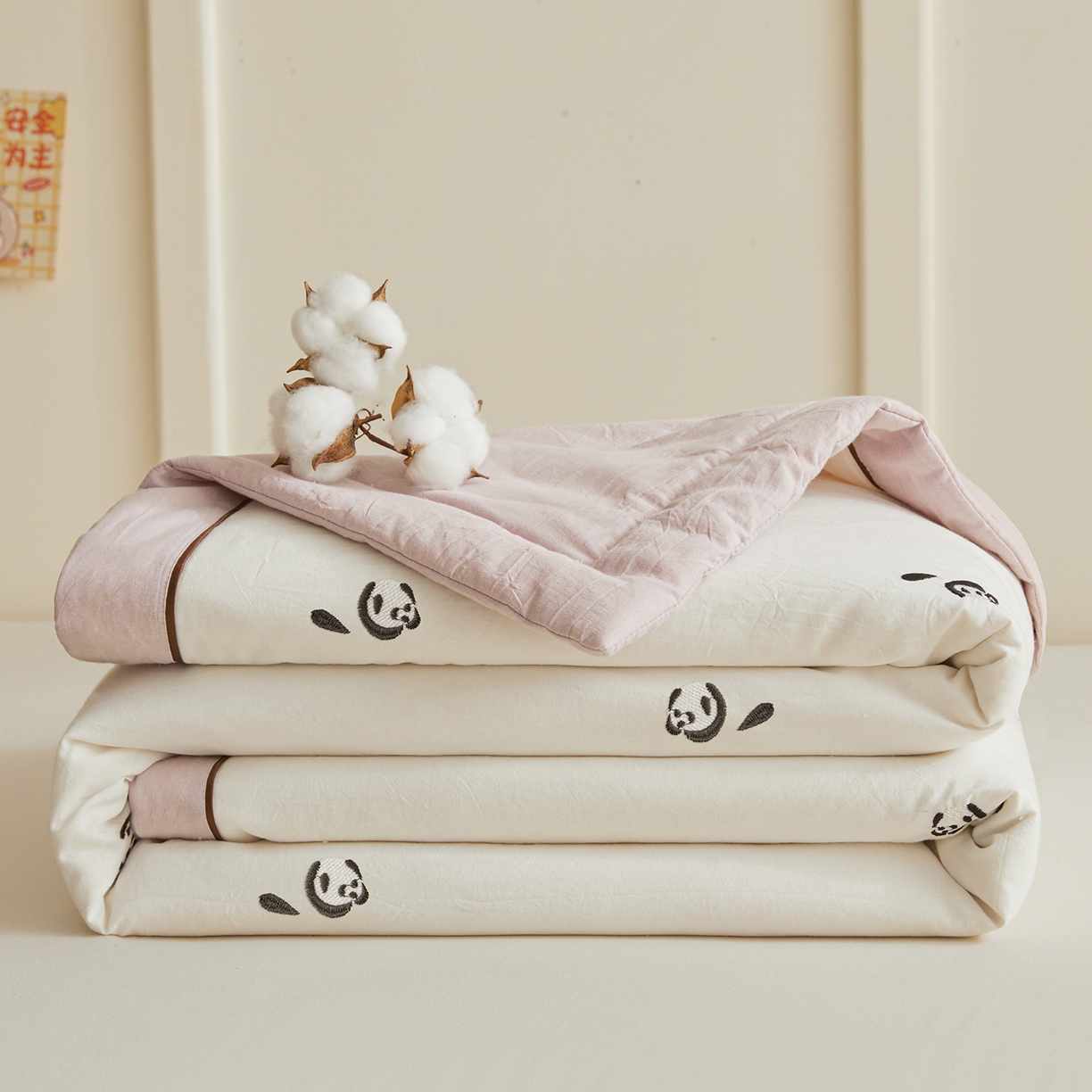 91家纺网 家纺一手货源 找家纺 仁凯家纺 2026新款A类100%棉花刺绣款手包边夏被夏凉被空调被 小熊猫 奶白拼雾紫