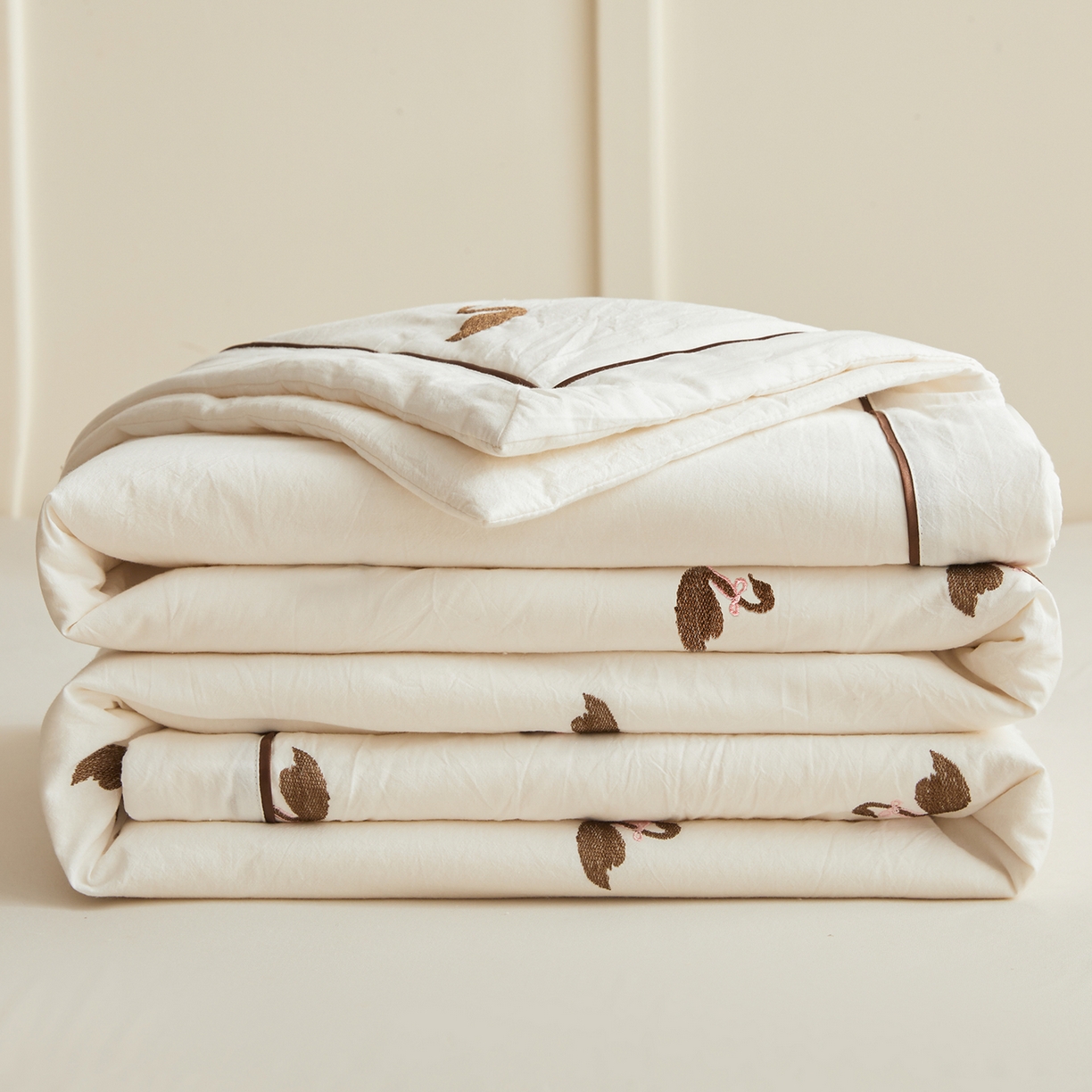 91家纺网 家纺一手货源 找家纺 仁凯家纺 2026新款A类100%棉花刺绣款手包边夏被夏凉被空调被 天鹅 奶白