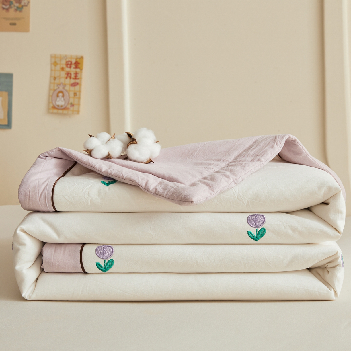 91家纺网 家纺一手货源 找家纺 仁凯家纺 2026新款A类100%棉花刺绣款手包边夏被夏凉被空调被 花朵 奶白拼雾紫