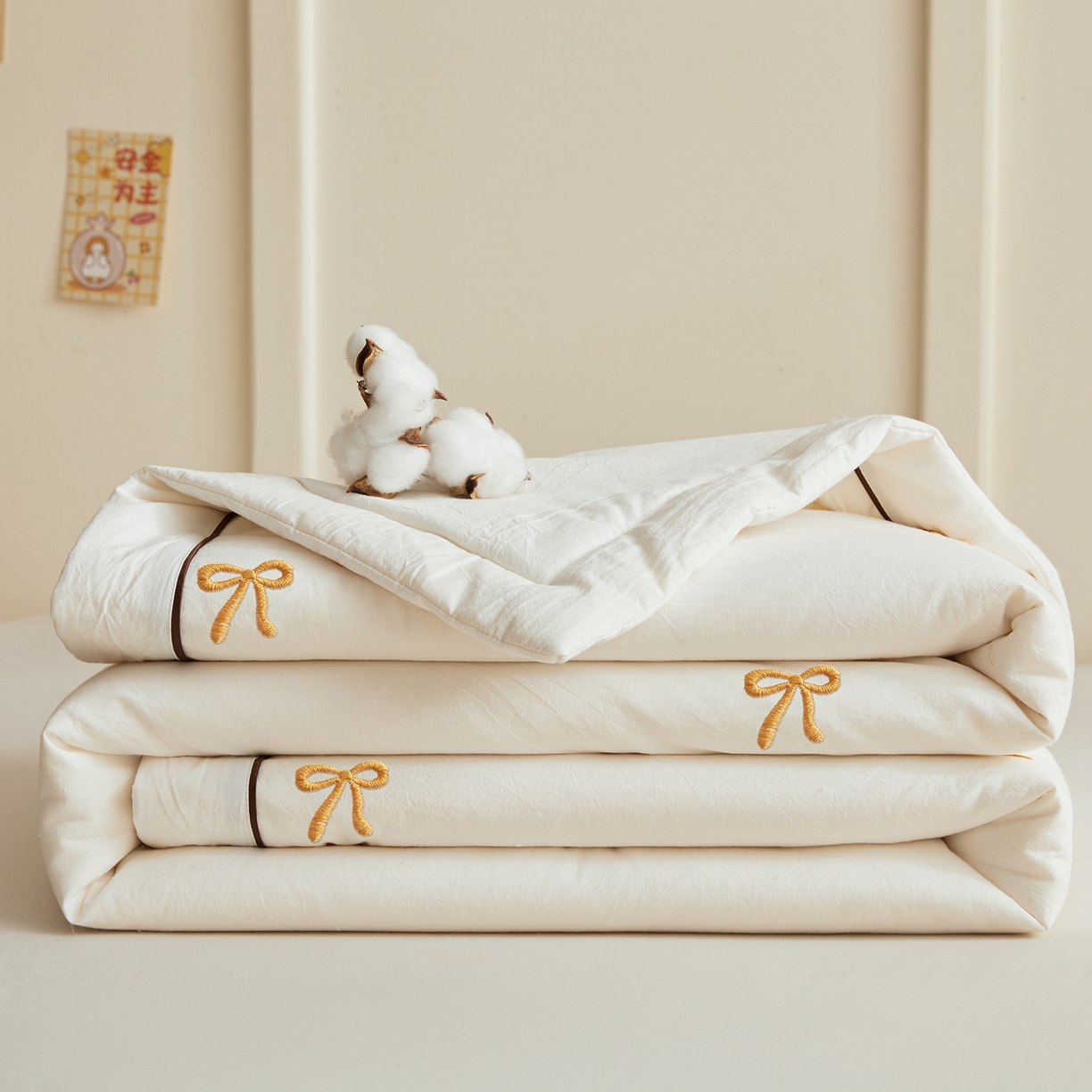 91家纺网 家纺一手货源 找家纺 仁凯家纺 2026新款A类100%棉花刺绣款手包边夏被夏凉被空调被 蝴蝶结 奶白