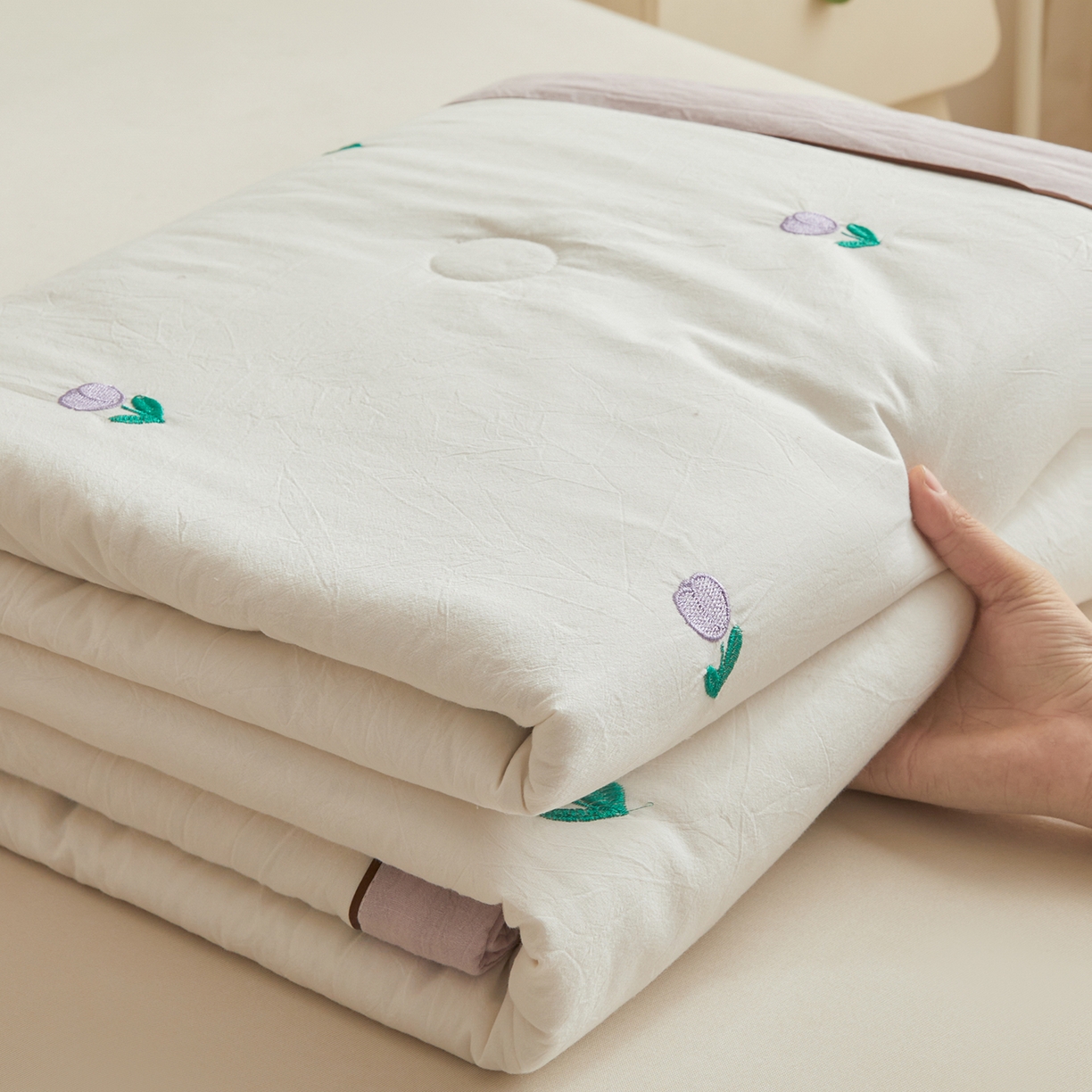 91家纺网 家纺一手货源 找家纺 仁凯家纺 2026新款A类100%棉花刺绣款手包边夏被夏凉被空调被 花朵 奶白拼雾紫