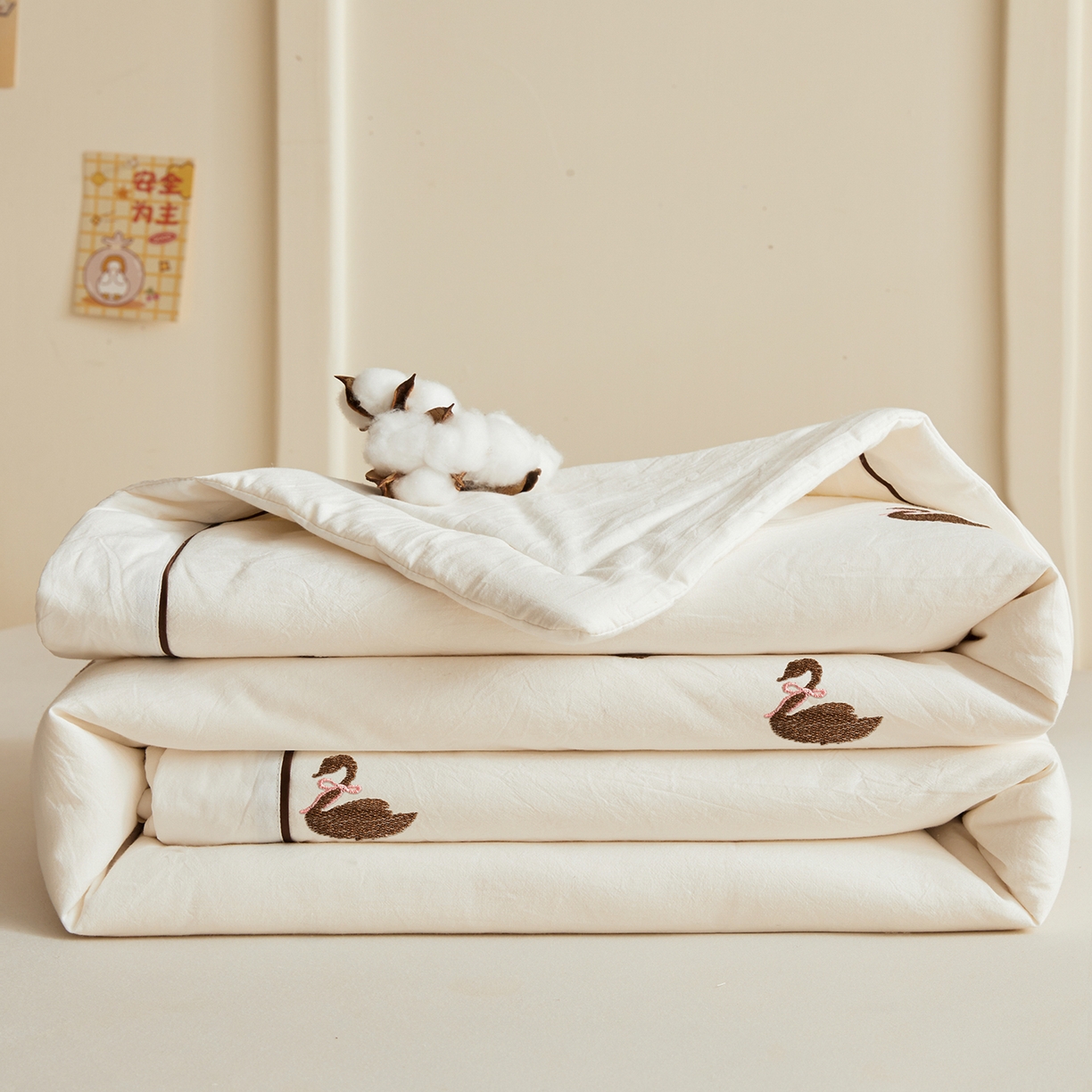 91家纺网 家纺一手货源 找家纺 仁凯家纺 2026新款A类100%棉花刺绣款手包边夏被夏凉被空调被 天鹅 奶白