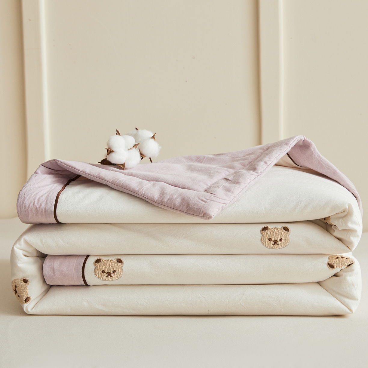 91家纺网 家纺一手货源 找家纺 仁凯家纺 2026新款A类100%棉花刺绣款手包边夏被夏凉被空调被 熊博士 奶白拼雾紫