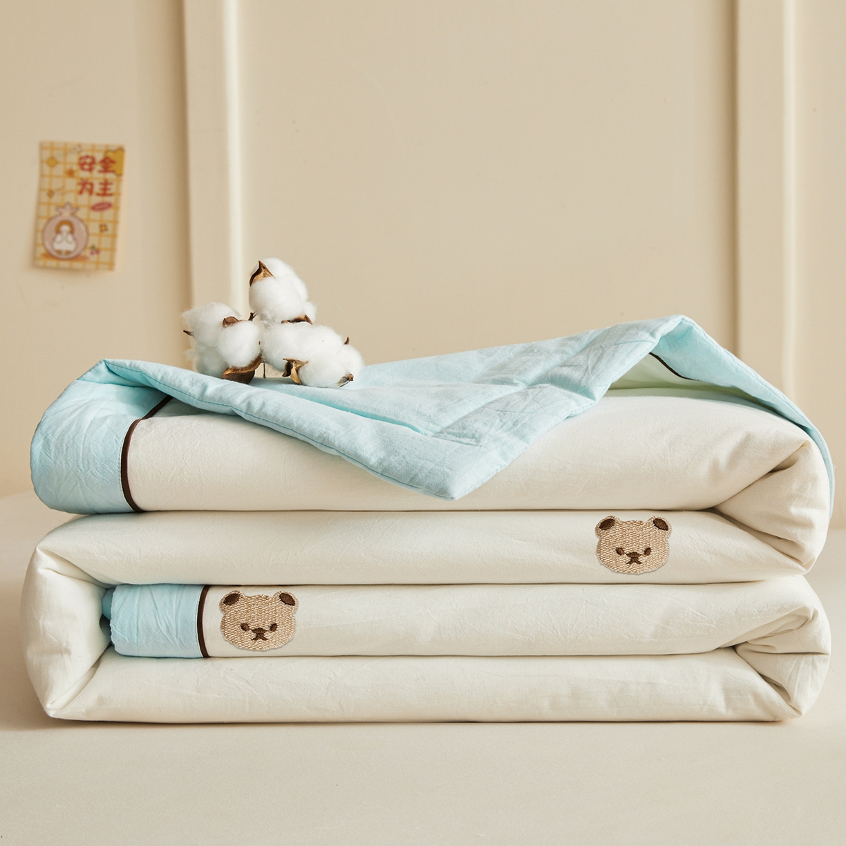 91家纺网 家纺一手货源 找家纺 仁凯家纺 2026新款A类100%棉花刺绣款手包边夏被夏凉被空调被 熊博士奶白拼冰蓝