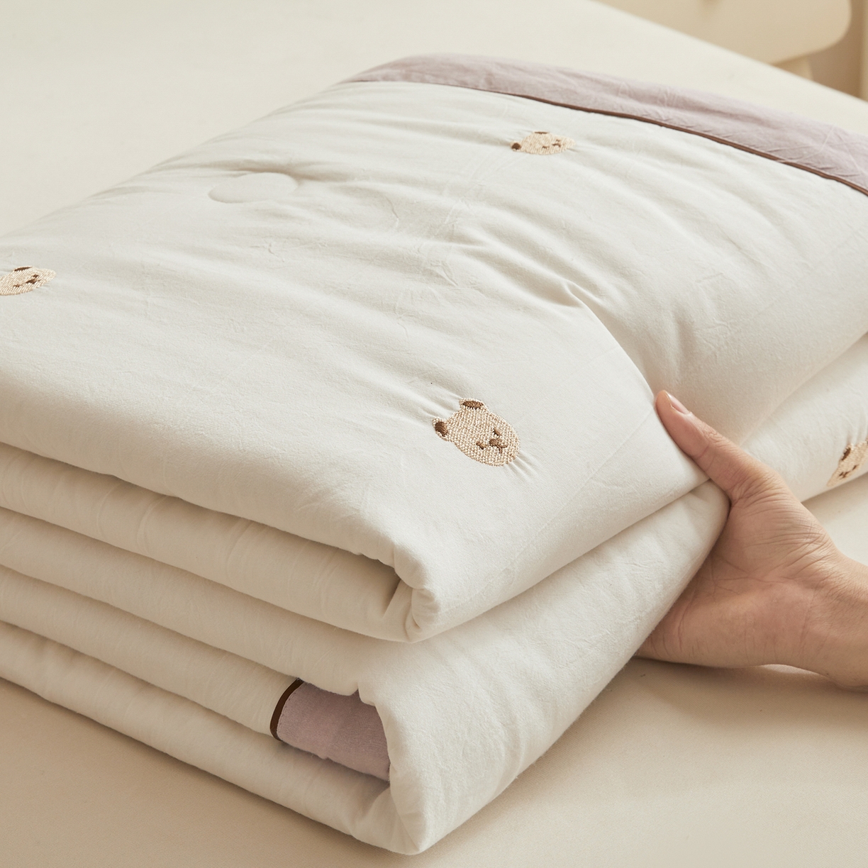 91家纺网 家纺一手货源 找家纺 仁凯家纺 2026新款A类100%棉花刺绣款手包边夏被夏凉被空调被 熊博士 奶白拼雾紫