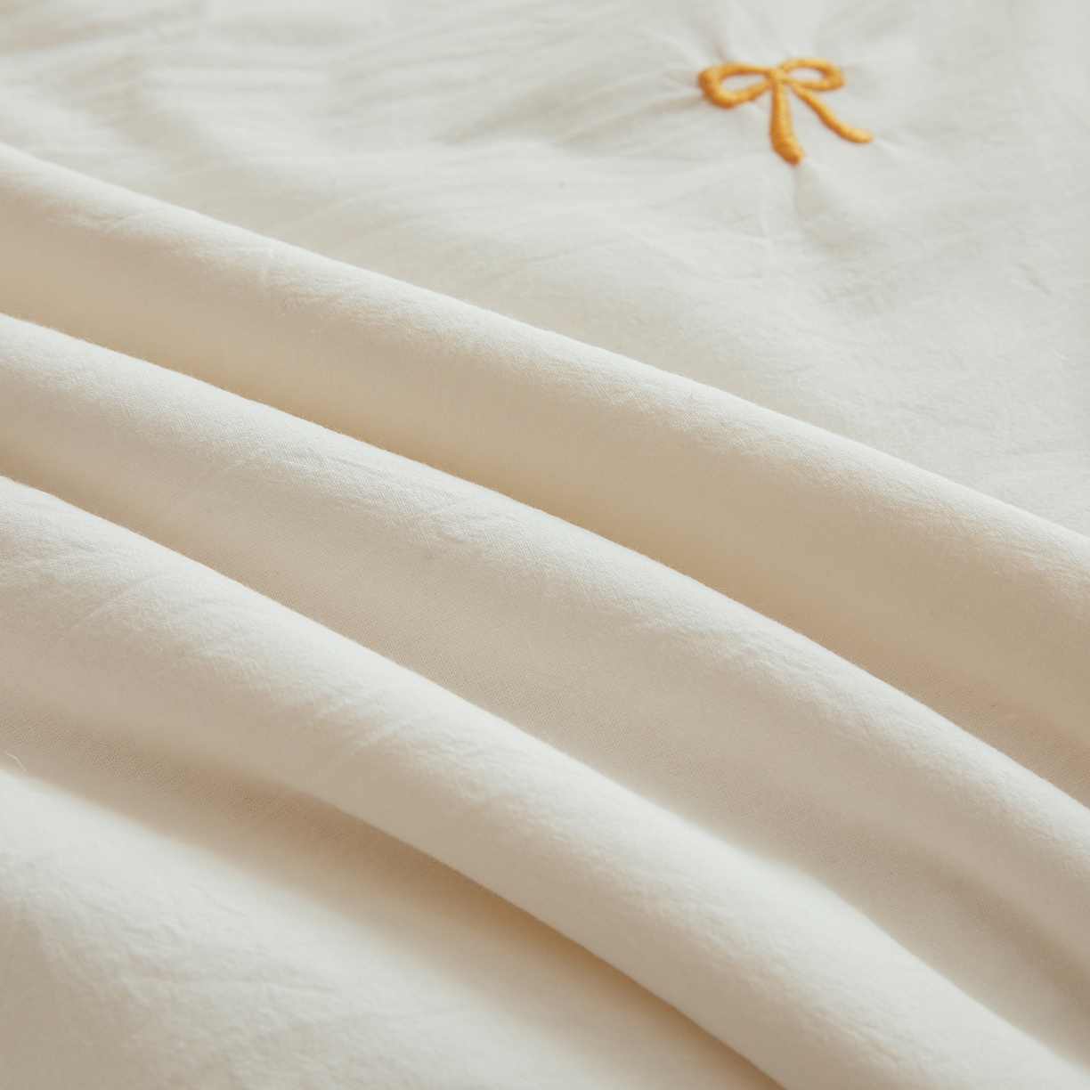 91家纺网 家纺一手货源 找家纺 仁凯家纺 2026新款A类100%棉花刺绣款手包边夏被夏凉被空调被 蝴蝶结 奶白