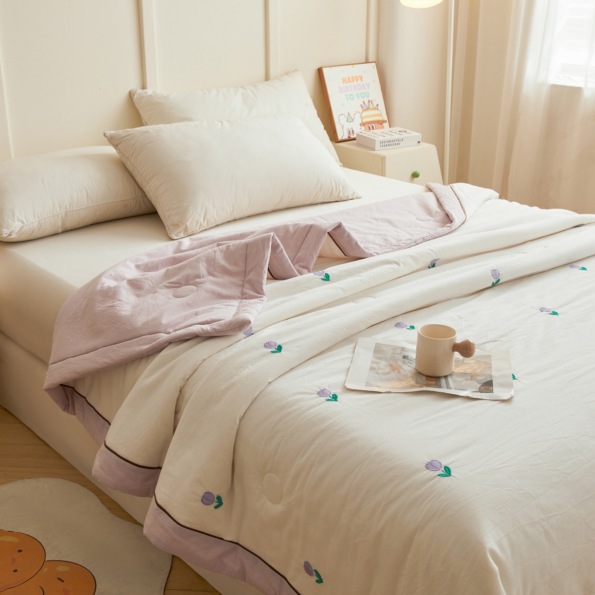 91家纺网 家纺一手货源 找家纺 仁凯家纺 2026新款A类100%棉花刺绣款手包边夏被夏凉被空调被 花朵 奶白拼雾紫