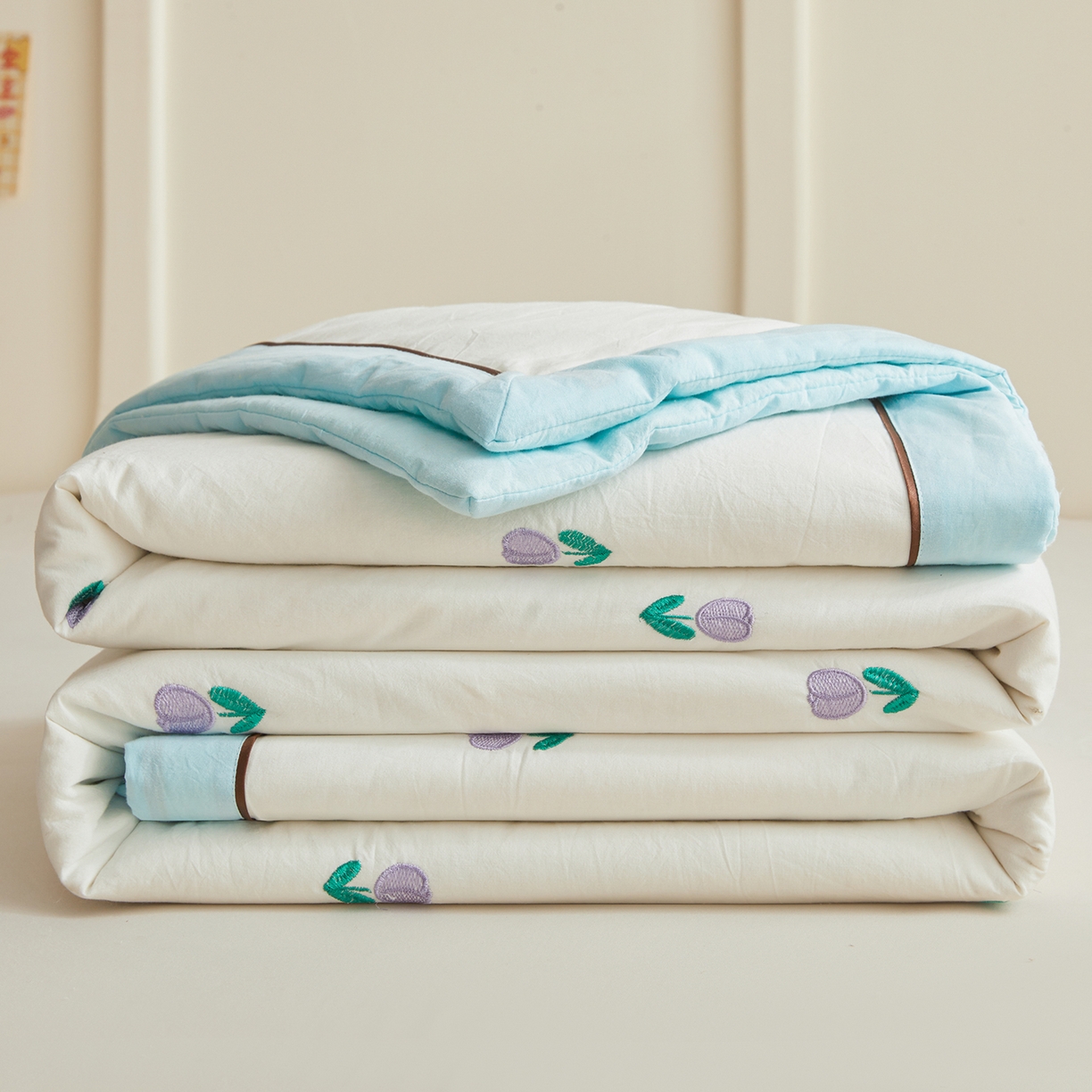 91家纺网 家纺一手货源 找家纺 仁凯家纺 2026新款A类100%棉花刺绣款手包边夏被夏凉被空调被 花朵 奶白拼冰蓝