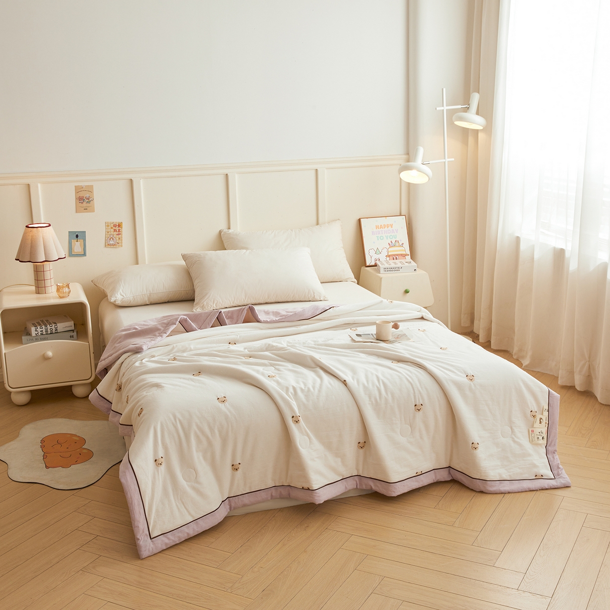 91家纺网 家纺一手货源 找家纺 仁凯家纺 2026新款A类100%棉花刺绣款手包边夏被夏凉被空调被 熊博士 奶白拼雾紫