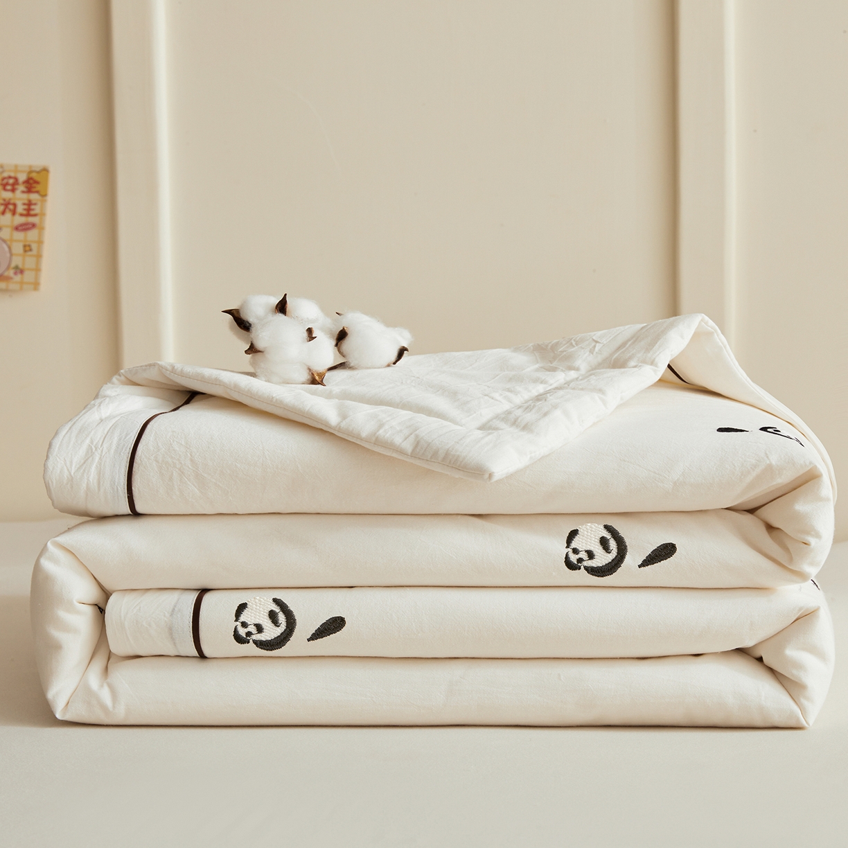 91家纺网 家纺一手货源 找家纺 仁凯家纺 2026新款A类100%棉花刺绣款手包边夏被夏凉被空调被 小熊猫 奶白