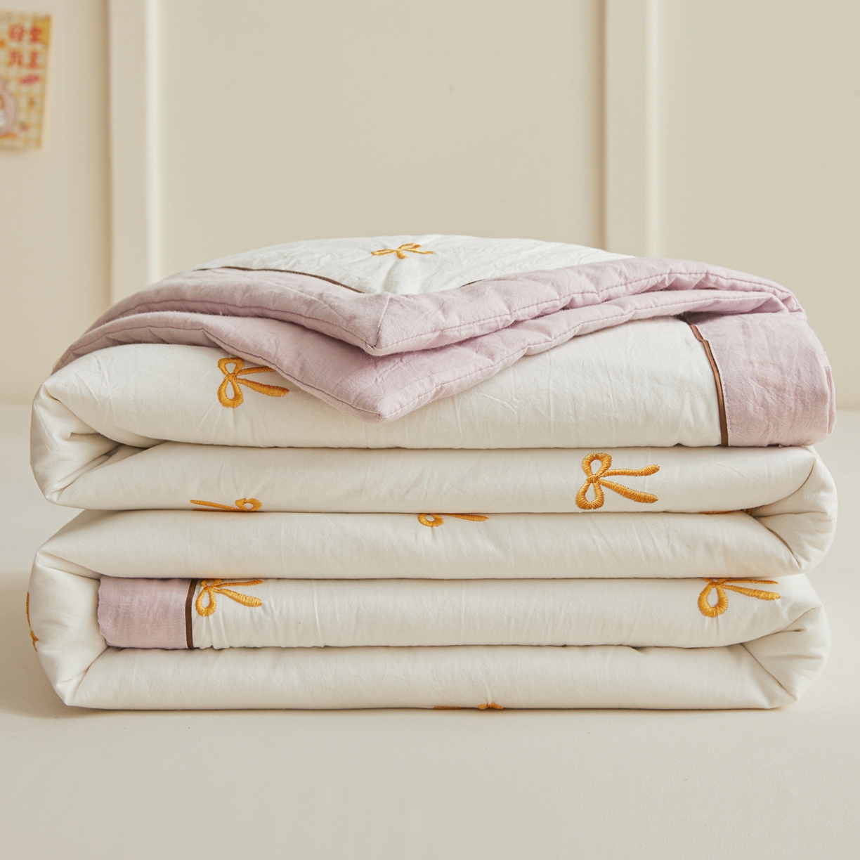 91家纺网 家纺一手货源 找家纺 仁凯家纺 2026新款A类100%棉花刺绣款手包边夏被夏凉被空调被 蝴蝶结 奶白拼雾紫