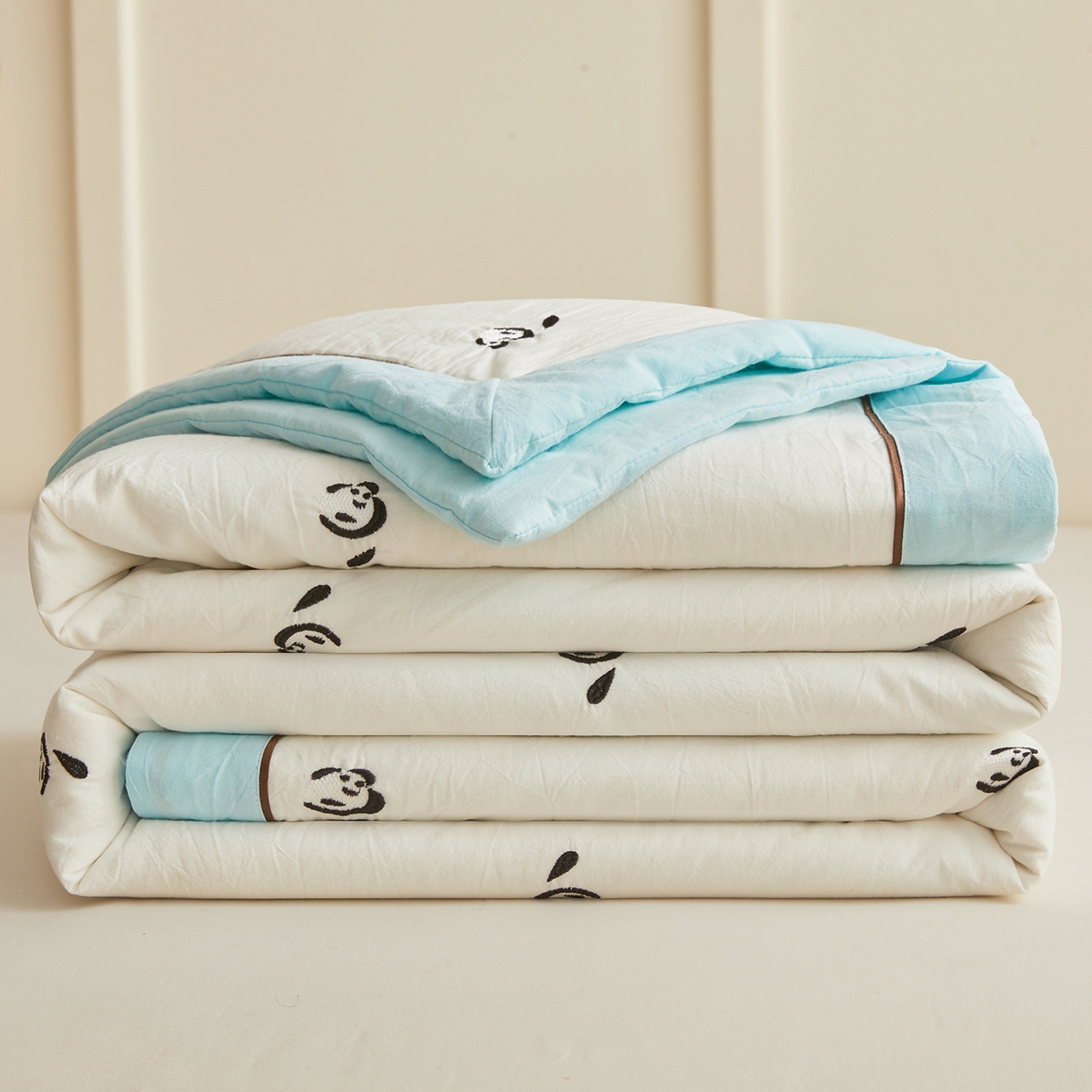 91家纺网 家纺一手货源 找家纺 仁凯家纺 2026新款A类100%棉花刺绣款手包边夏被夏凉被空调被 小熊猫 奶白拼冰蓝