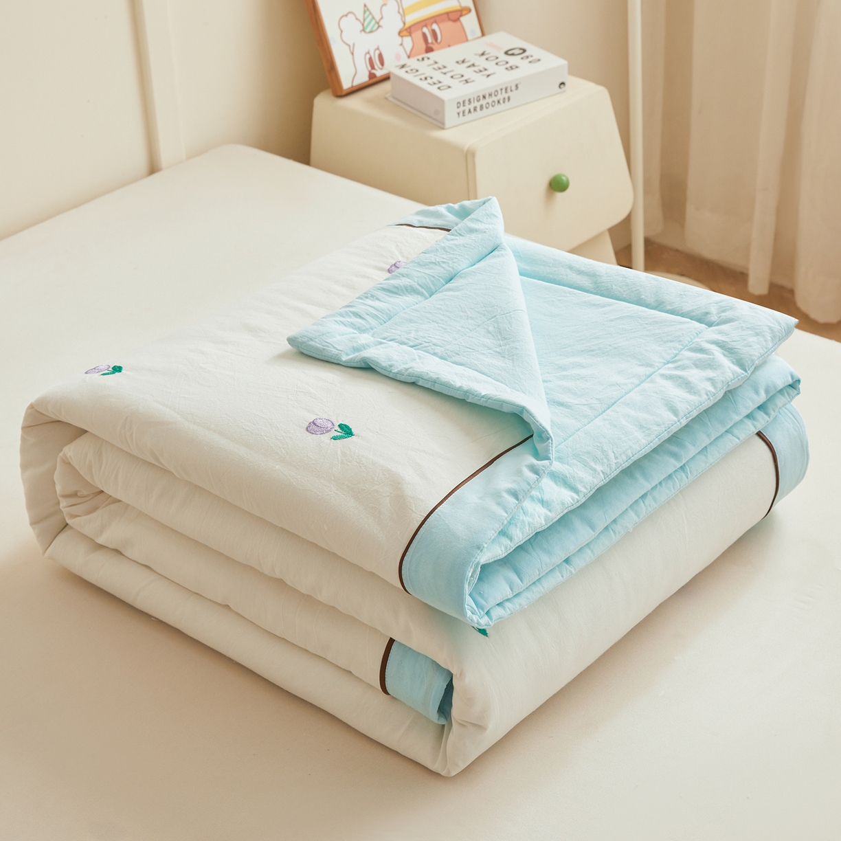 91家纺网 家纺一手货源 找家纺 仁凯家纺 2026新款A类100%棉花刺绣款手包边夏被夏凉被空调被 花朵 奶白拼冰蓝