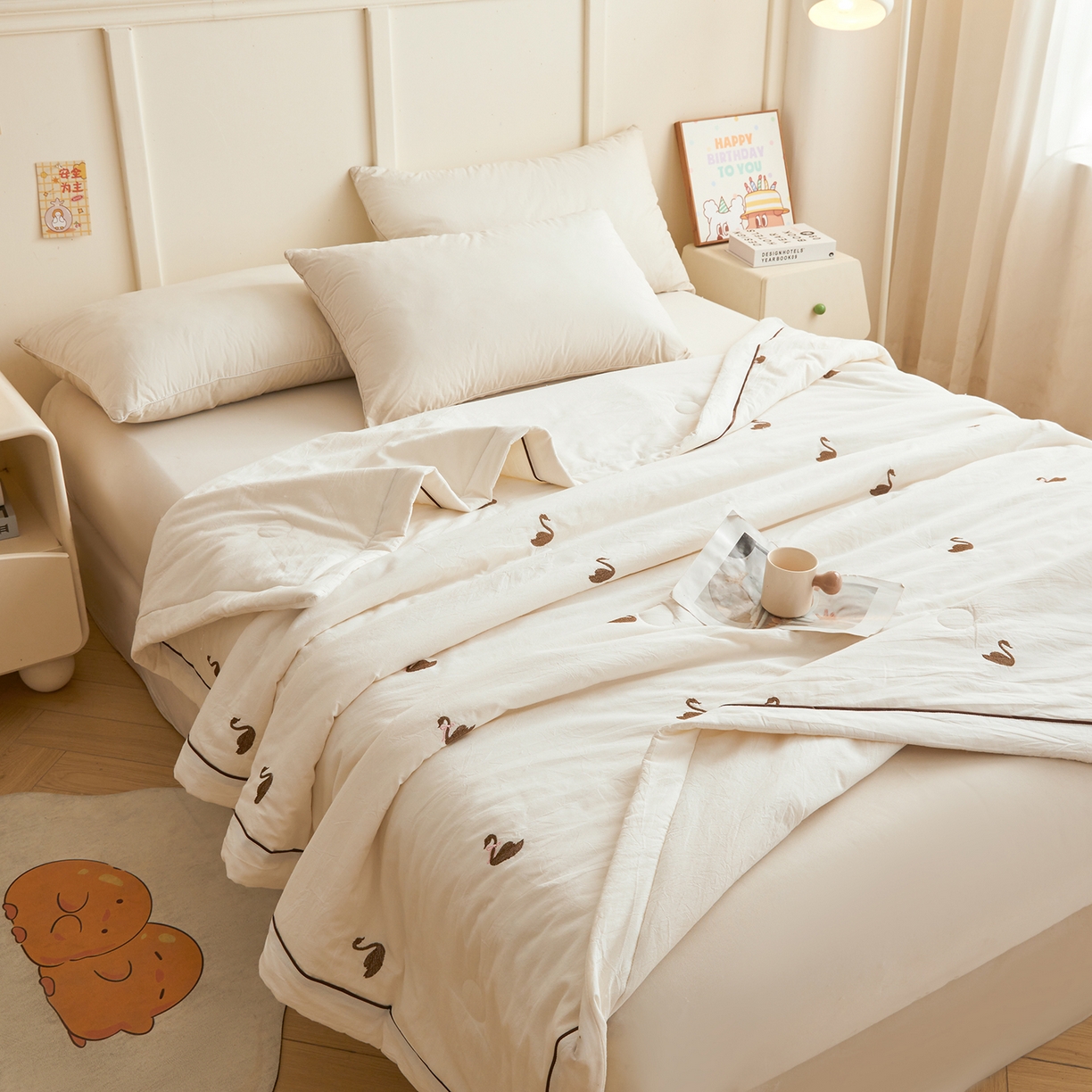 91家纺网 家纺一手货源 找家纺 仁凯家纺 2026新款A类100%棉花刺绣款手包边夏被夏凉被空调被 天鹅 奶白