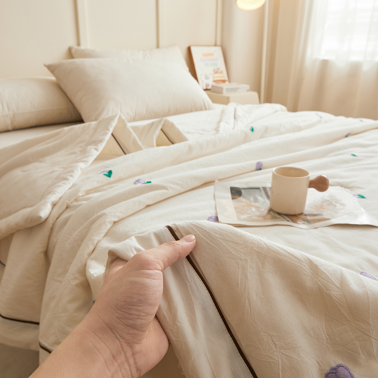 91家纺网 家纺一手货源 找家纺 仁凯家纺 2026新款A类100%棉花刺绣款手包边夏被夏凉被空调被 花朵 奶白