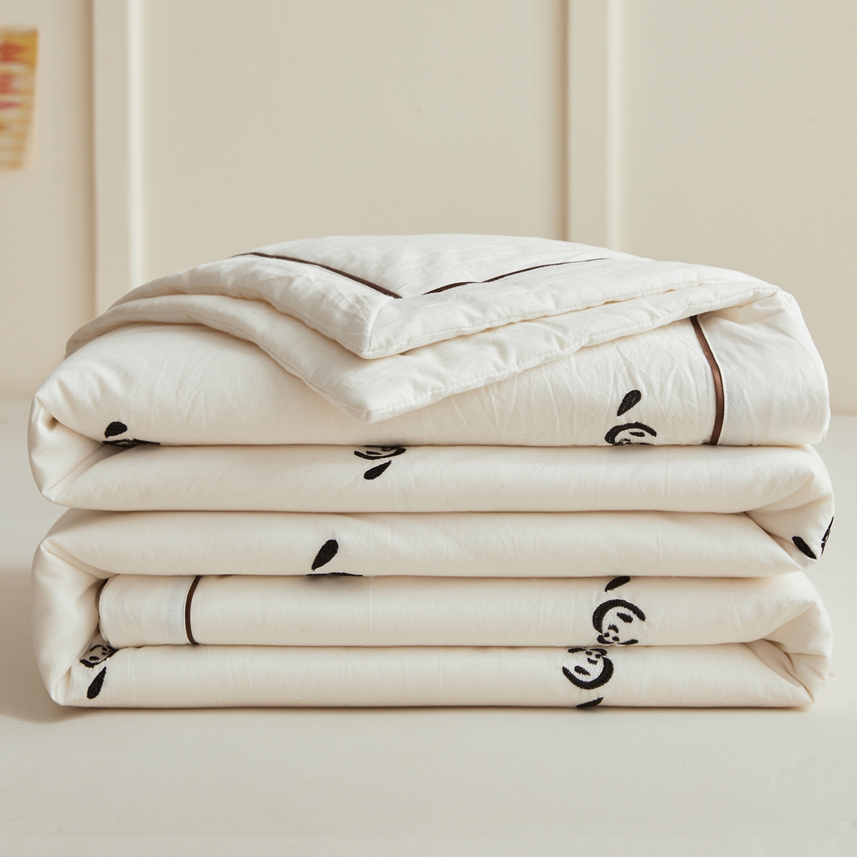 91家纺网 家纺一手货源 找家纺 仁凯家纺 2026新款A类100%棉花刺绣款手包边夏被夏凉被空调被 小熊猫 奶白