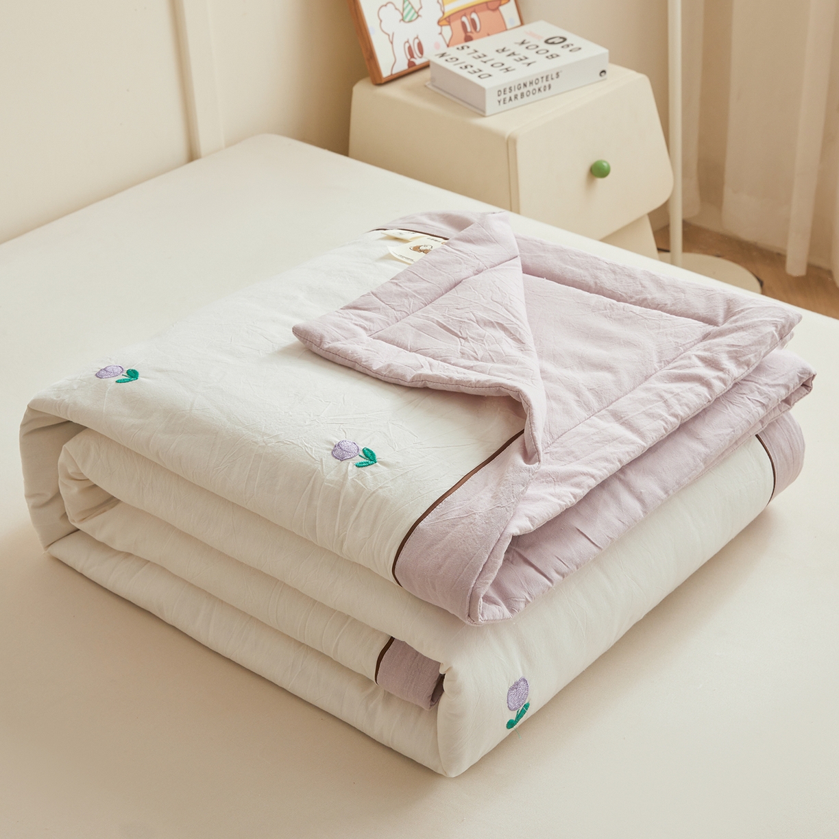 91家纺网 家纺一手货源 找家纺 仁凯家纺 2026新款A类100%棉花刺绣款手包边夏被夏凉被空调被 花朵 奶白拼雾紫