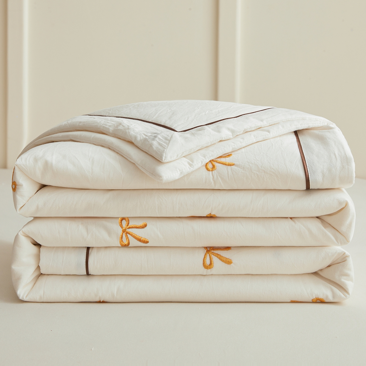 91家纺网 家纺一手货源 找家纺 仁凯家纺 2026新款A类100%棉花刺绣款手包边夏被夏凉被空调被 蝴蝶结 奶白